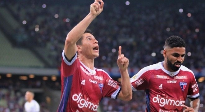 Osvaldo comemora um dos gols do Fortaleza